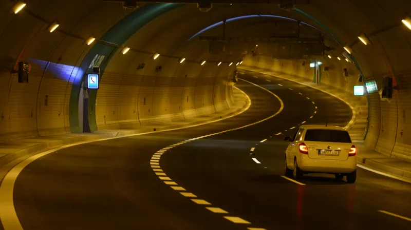 Blankou se již prohánějí auta, ale jenom dodavatelských firem