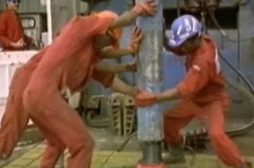 Ceny barelu ropy klesly pod 40 dolarů, benzin už by ale další pokles kopírovat neměl