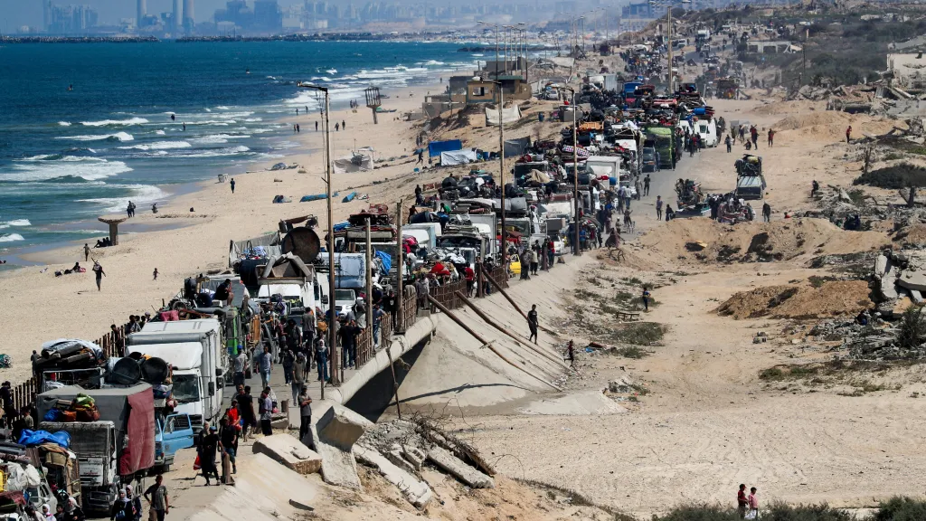 Vysídlení Palestinci prchají ze severní Gazy kvůli izraelské vojenské operaci v Gaza City