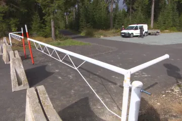 Božímu Daru došla trpělivost s neukázněnými řidiči. Staví nové odolné závory