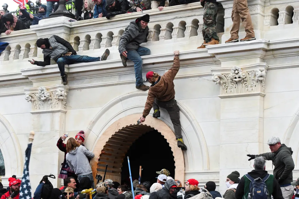 Poplach v Kapitolu Spojených států amerických způsobilo několik desítek příznivců prezidenta Donalda Trumpa, kteří vtrhli do budovy během demonstrace na jeho podporu. Během incidentu došlo i ke střelbě. Američtí zákonodárci akt odsoudili a označili ho za „ohrožení demokracie“ v zemi