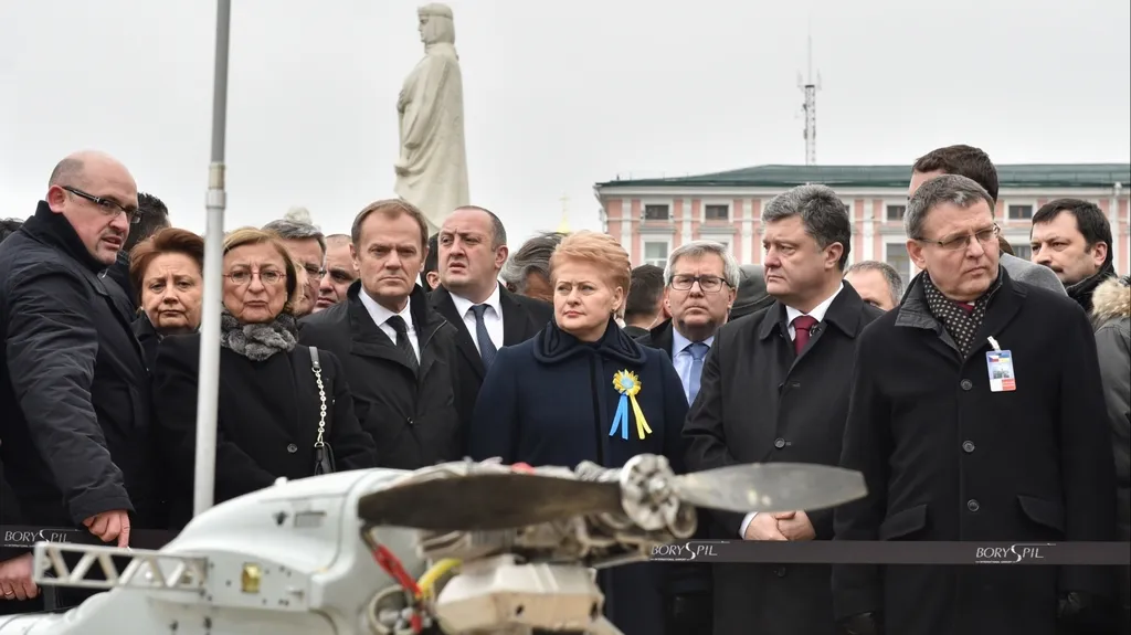 Porošenko si spolu se zahraničními hosty prohlíží údajně ruské drony