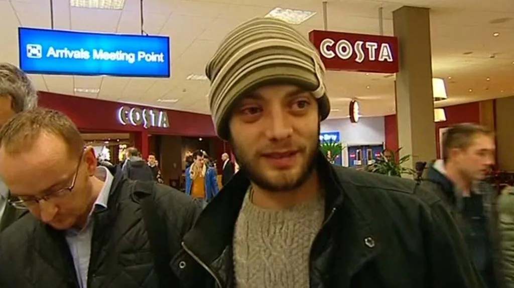 Victor Spirescu na londýnském letišti