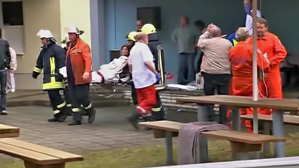 Záchranáři odnášejí postižené po úderu blesku
