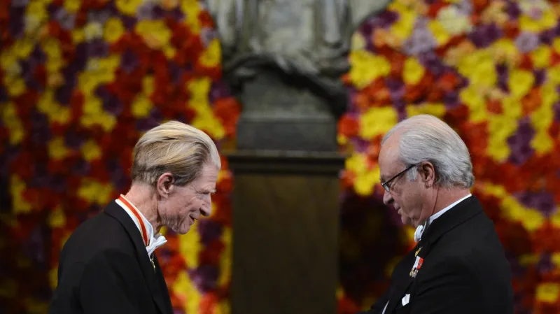 John Gurdon přebírá Nobelovu cenu za lékařství