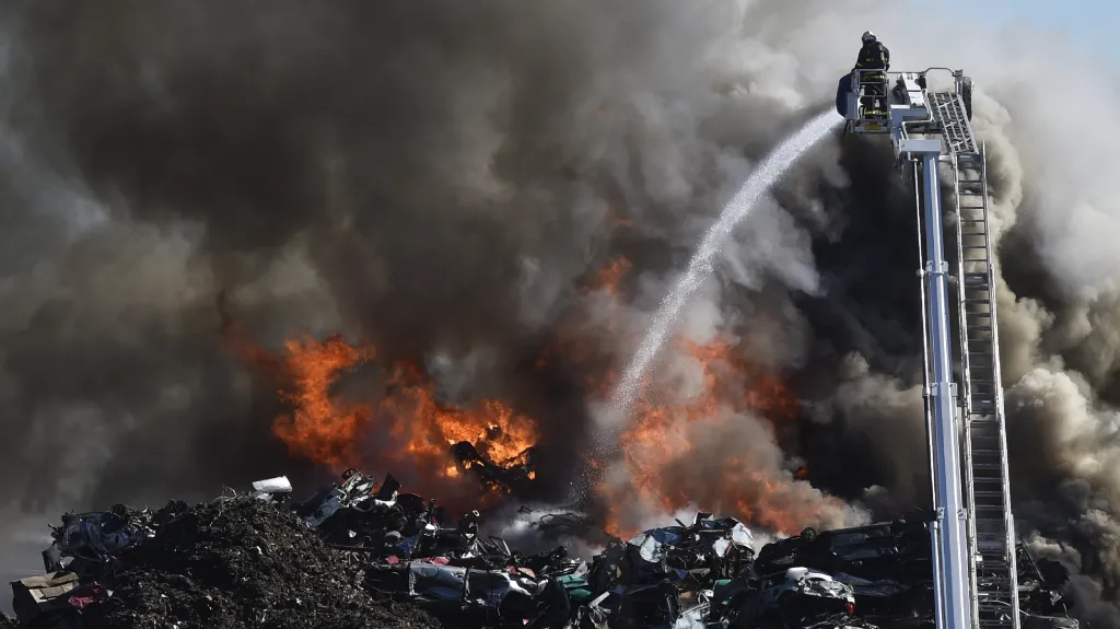 Požár autovrakoviště v Ostravě