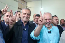 V prezidentských volbách v Íránu zvítězil reformista Pezeškján