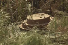 Ukrajinští farmáři se snaží odstranit miny z polí, které nezničila povodeň
