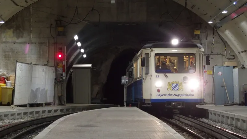 Zubačka přijíždí do stanice Zugspitzplatt