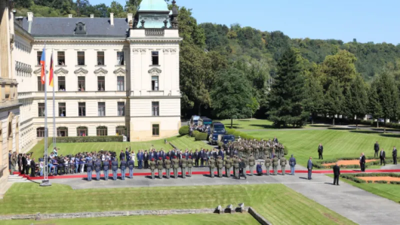 Přivítání kancléřky v zahradě Strakovy akademie Zdroj: Úřad vlády
