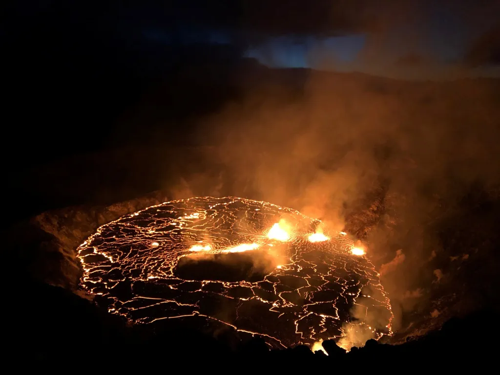 Vědci z  Havajské vulkanické observatoře (HVO) monitorují aktivitu sopky Kilauea v národním parku Hawaii na Havaji již několik let. Snímky ukazují aktivitu vulkánu v rozmezí 29. září až 3. října 2021