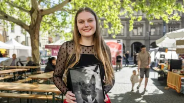 Eliška Eisová s portrétem feny Elvíry