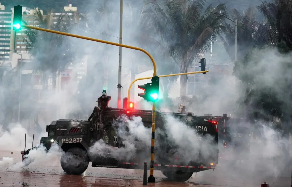 Policejní obrněné vozidlo zasahuje během protestu proti chudobě a policejnímu násilí v kolumbijské Bogotě. Protesty v hlavním městě trvají již týden a jsou ze strany policie pravidelně potlačovány střelbou. Jen v uplynulém týdnu zemřelo nejméně 17 osob