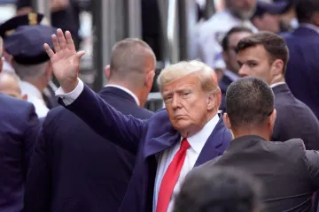 USA s Trumpem zažívají nové poprvé. Exprezident si vyslechl obžalobu z trestného činu