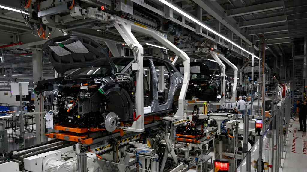 Výroba aut v továrně Volkswagenu