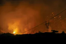 Hasiči na Krétě krotí rozsáhlý požár, tři tisíce lidí úřady evakuovaly