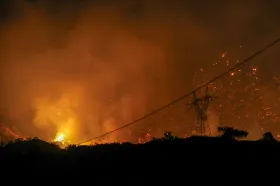 Hasiči na Krétě krotí rozsáhlý požár, tři tisíce lidí úřady evakuovaly