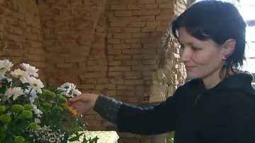 Příprava květinové výzdoby na Zelený čtvrtek ve zlínském kostele