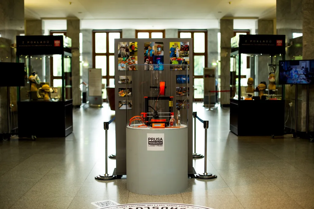 NTM připravilo ve vstupní hale novou expozici, která je věnována současné koronavirové situaci. Expozice, která zachycuje technické prostředky v boji proti koronavirovým onemocněním, by se měla stát trvalou součástí muzea