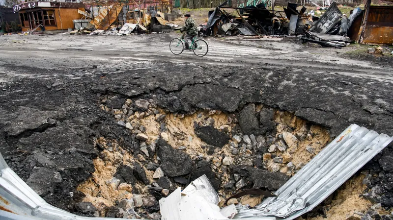 Kráter po výbuchu ve vesnici Demydiv nedaleko Kyjeva