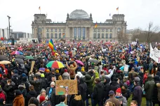 Desítky tisíc lidí na demonstraci v Berlíně odmítly krajní pravici. Odpor v německé společnosti je unikátní, hlásí zpravodaj