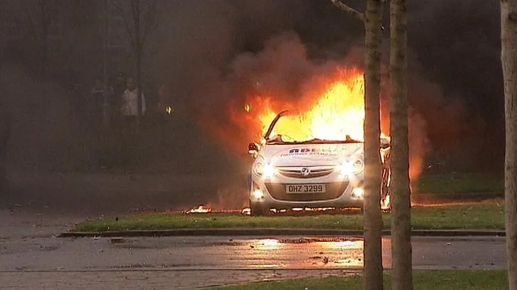 Zapálené policejní auto