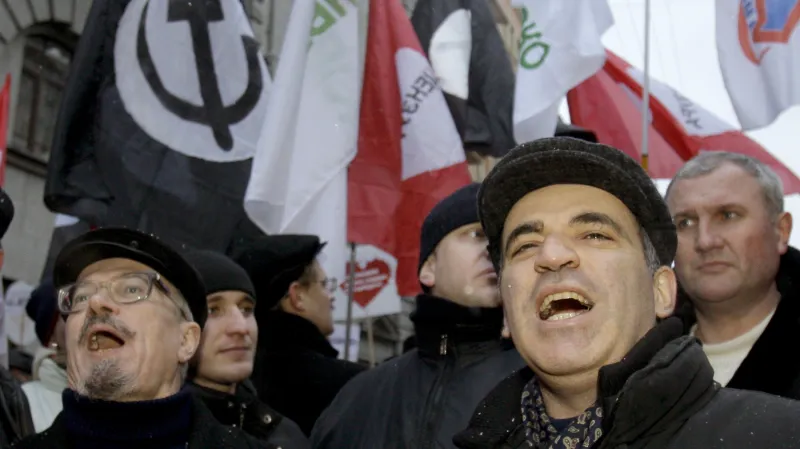 Eduard Limonov a Garri Kasparov na demonstraci v roce 2008