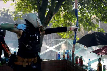 Drama u obléhané hongkongské univerzity. Policistu zasáhl šíp, střety sledovali čínští vojáci