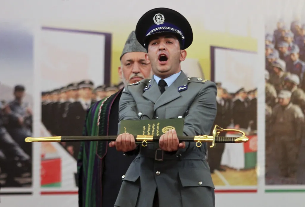 Součástí přehlídky afghánského vojska byl slavnostní ceremoniál k promoci nových policistů. V Kábulu promovalo 535 policistů. Akce se účastnil i bývalý prezident Hámid Karzaj