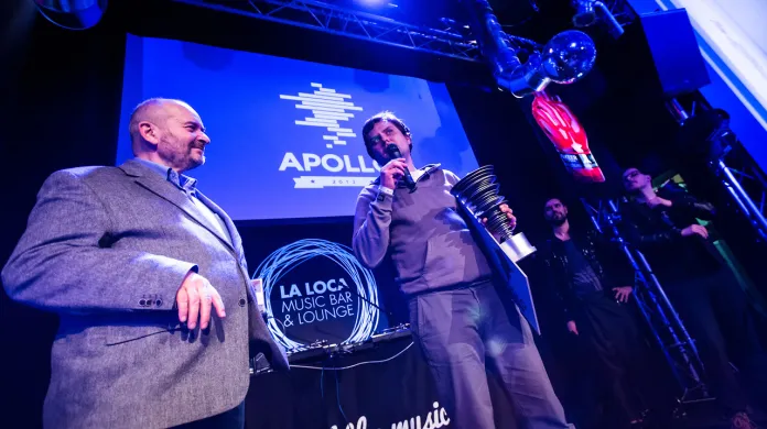 Ceny Apollo za rok 2013 / Lukáš Novotný, kytarista skupiny Bratři Orffové, která nahrála vítěznou desku Šero, a moderátor večera Jan Burian