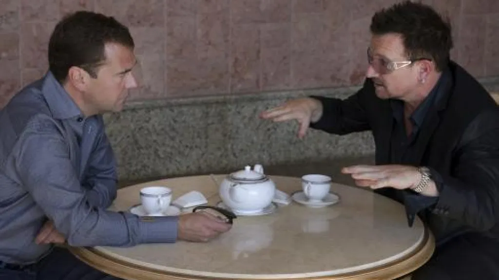 Dmitrij Medveděv diskutuje nad šálkem čaje se zpěvákem Bono Voxem