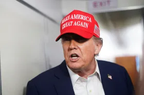 Trump podepsal dopisy o clech pro dvanáct zemí