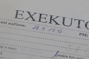 V nových podmínkách pro dlužníky je stále nulový posun, poslanci jednání pozastavili