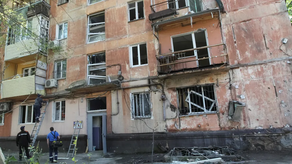 Následky ruského dronového útoku na Dnipro
