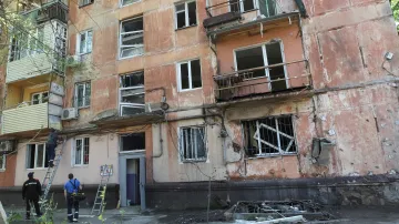 Následky ruského dronového útoku na Dnipro