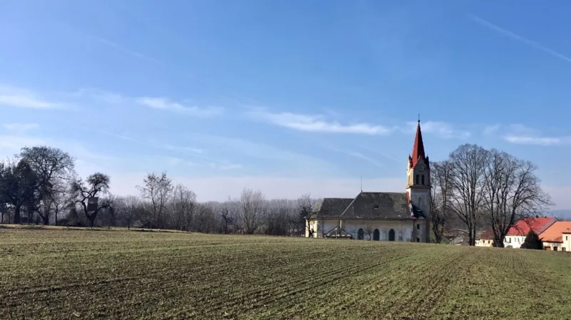 Exteriér kostela v Lysovicích