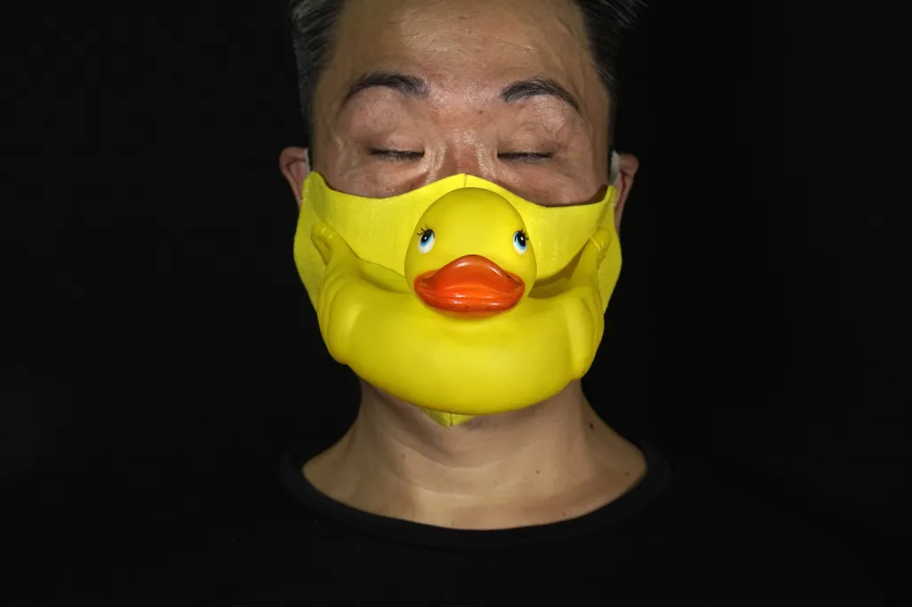 Politické masky Edmonda Koka symbolizují problémy, které řeší Hongkong a Čína
