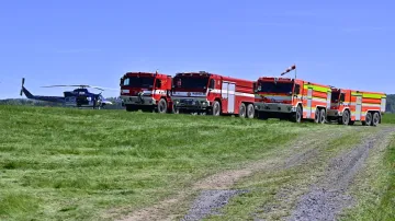 Hasičská auta a vrtulník u národního parku České Švýcarsko