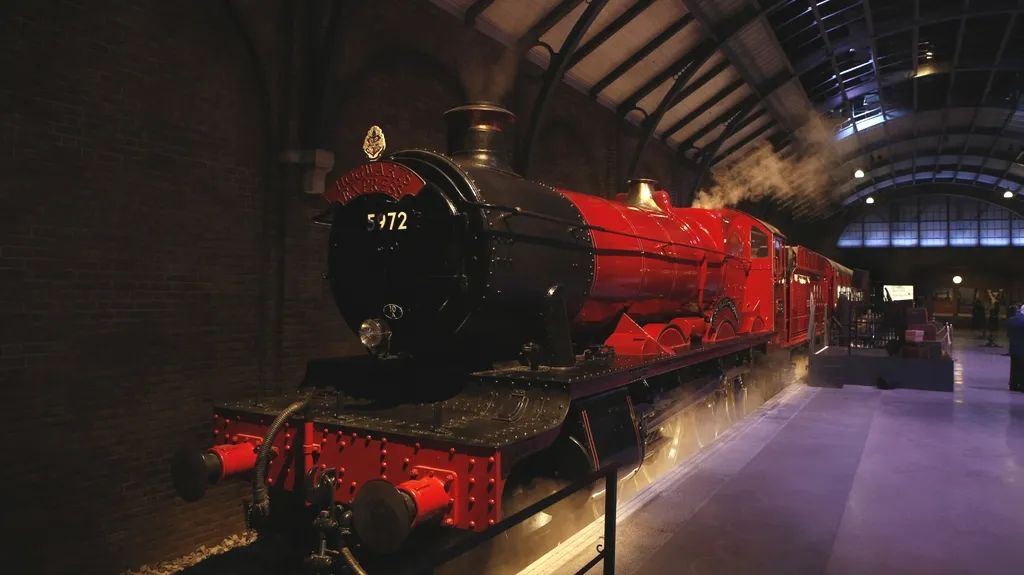 Vlak z filmu o Harrym Potterovi je novým lákadlem britské pobočky studia Warner Bros.