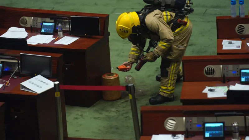 Projednávání zákona bylo přerušeno poté, co jeden poslanec do místnosti vhodil lahev s páchnoucí tekutinou