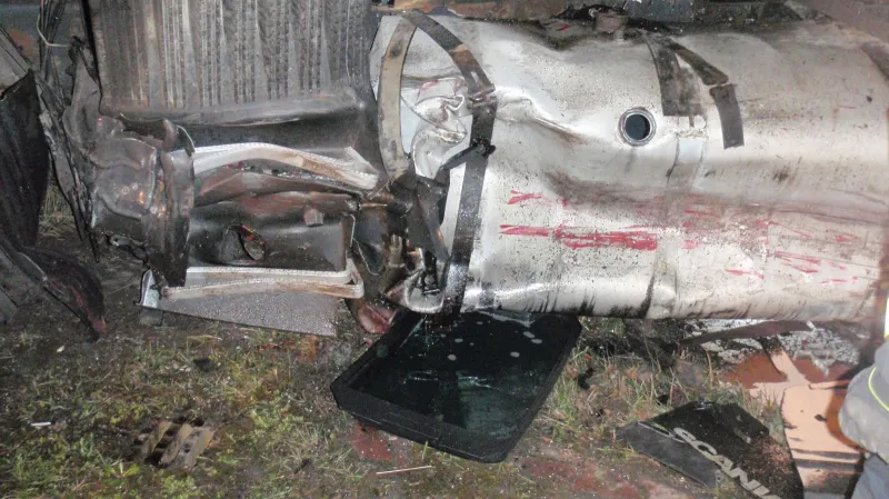 Poškozená nádrž kamionu