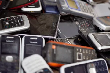 Úředníci EU mají jezdit do USA jen se starými telefony, píší Financial Times