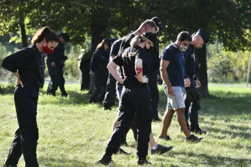 Policisté pokračují v ohledávání místa požáru ve skladu v Bílině