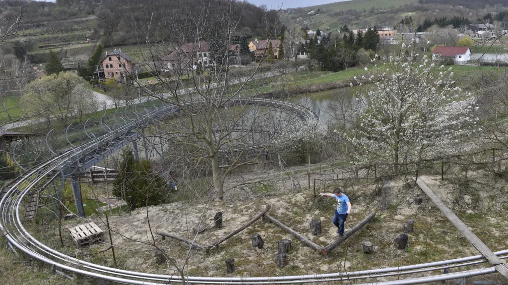 V prostorách nefunkční bobové dráhy je arboretum