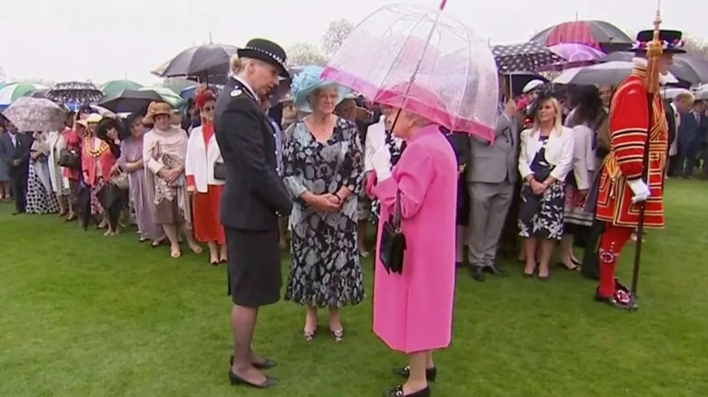 Královna Alžběta II. mluvila s policejní velitelkou o chování čínské delegace