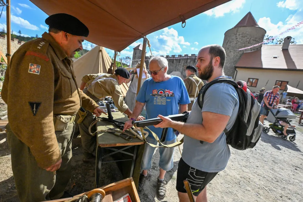 Ukázky dobových zbraní na hradě Veveří