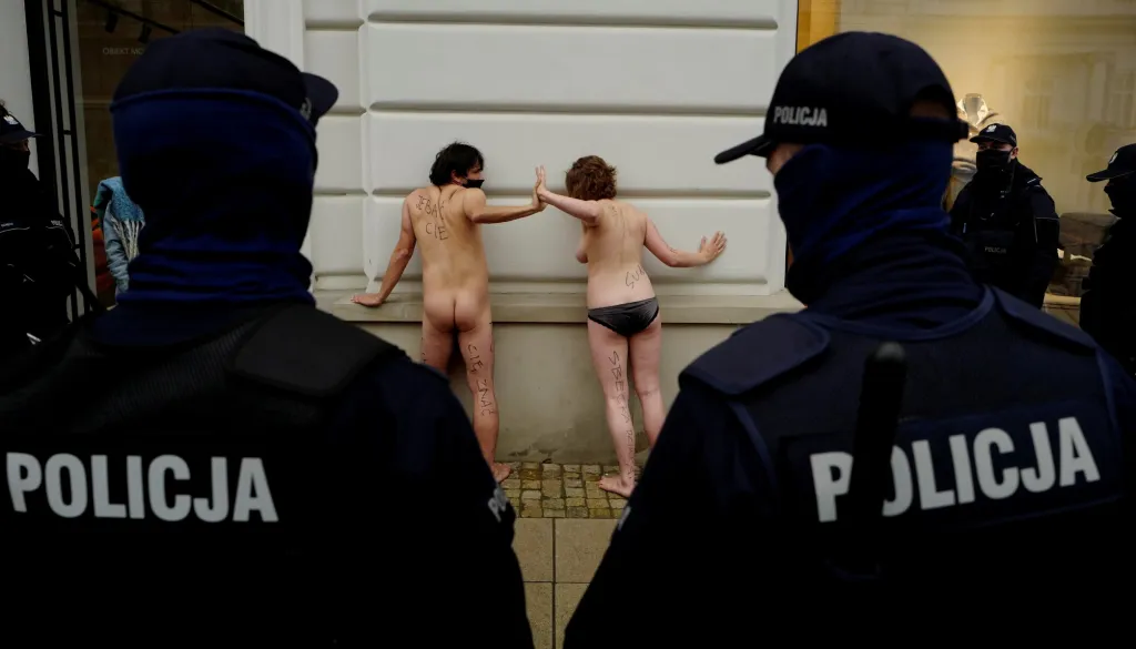 Polskem otřásají protesty proti téměř úplnému zákazu potratů. Stovky odpůrců zákona se během demonstrací v silně katolické zemi odhalují do naha, aby symbolicky demonstrovali právo, že si se svým tělem mohou zacházet po svém