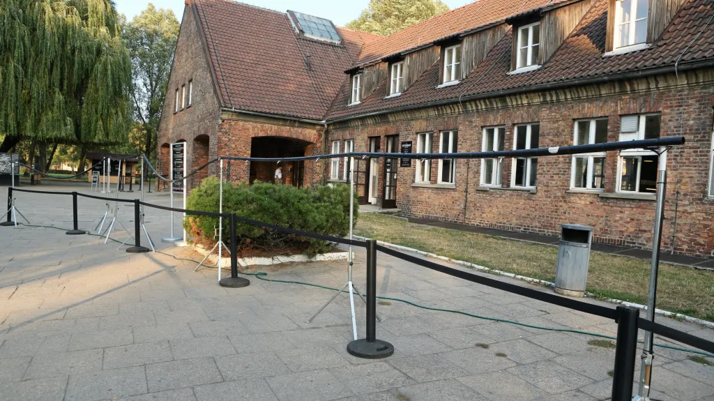 Kontroverzní rozprašovače před památníkem v Osvětimi