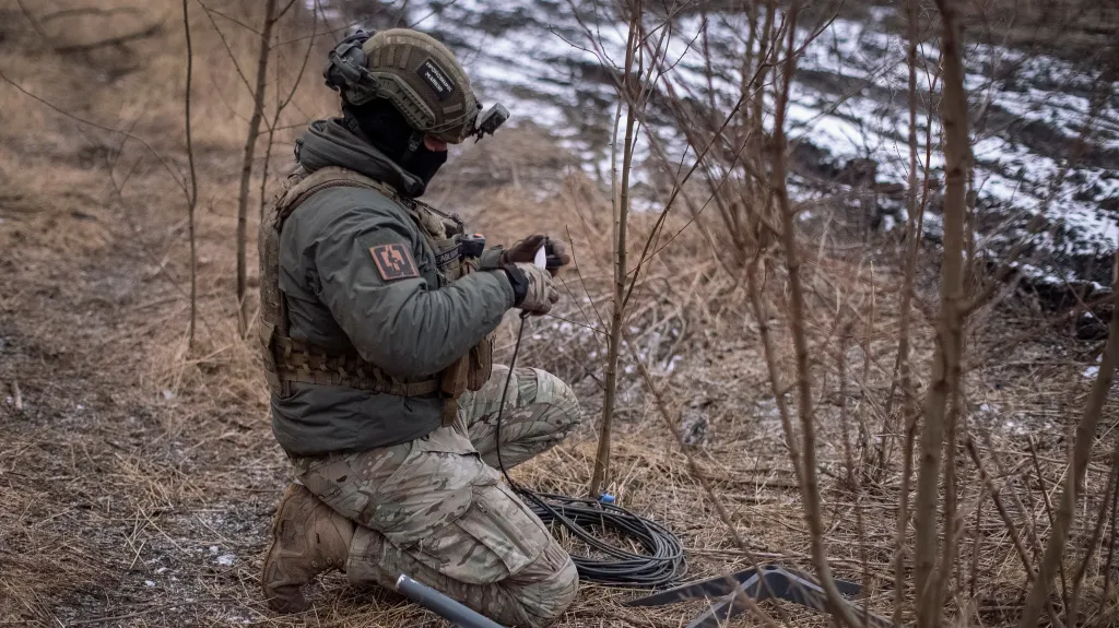 Ukrajinský voják připravuje systém Starlink na frontové linii u Avdijivky (únor 2024)
