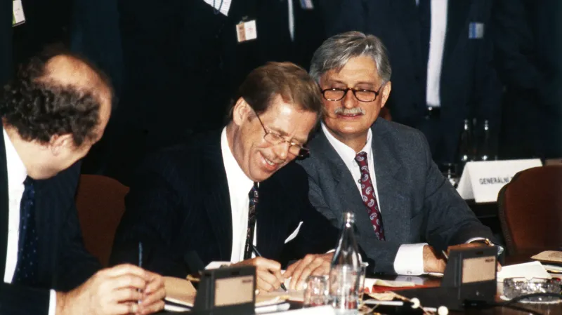 Představitelé Bulharska, Československa, Maďarska, Polska, Rumunska a SSSR podepsali prvního července protokol o ukončení platnosti Varšavské smlouvy. Mezi nimi i československý prezident Václav Havel (při podpisu)